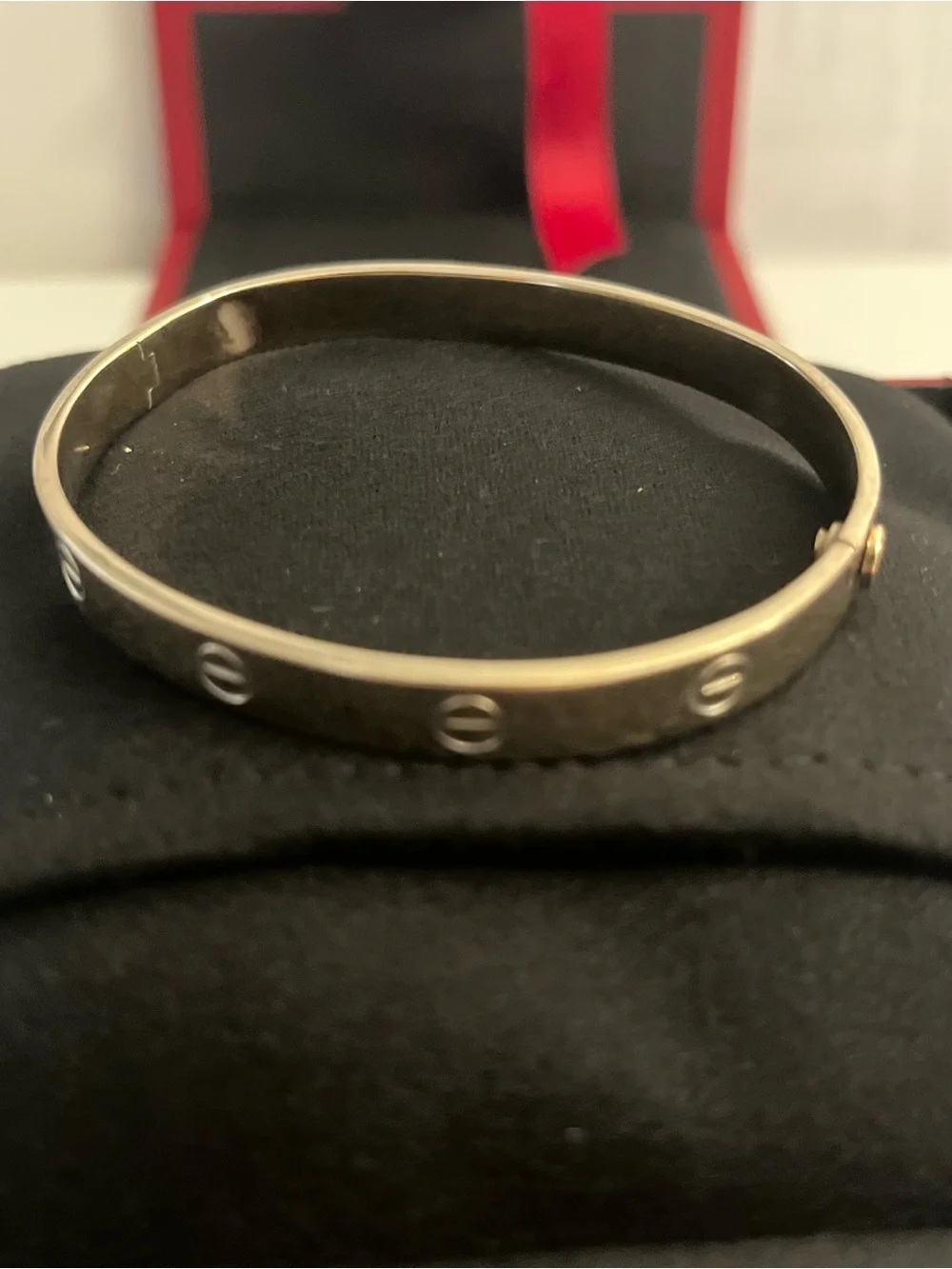 White solid gold 14 k Screw-Detail Bangle. Comes with a signature box. - Picture 5 of 13
